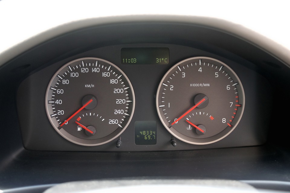 実走行4.8万km！これ以上見やすいメーターは無い！って言うくらいの視認性です。メーターそのものより、むしろ周りの何もないスペースがかなり貢献してるんでしょうね。
中央上のディスプレイにはドライブコンピュータによる、瞬間燃費、平均燃費、残燃料での走行可能距離、平均走行速度等を表示！