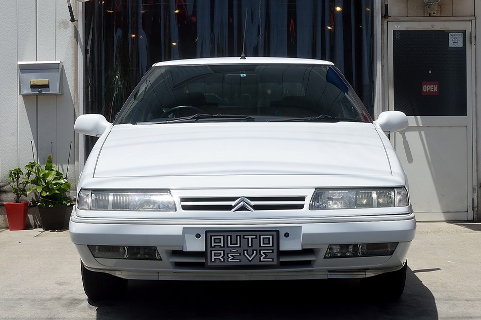 あのベルトーネによる、上品さとアバンギャルドさを合わせ持ったデザインはやっぱり独特ですね。他に代わるもののない存在感！