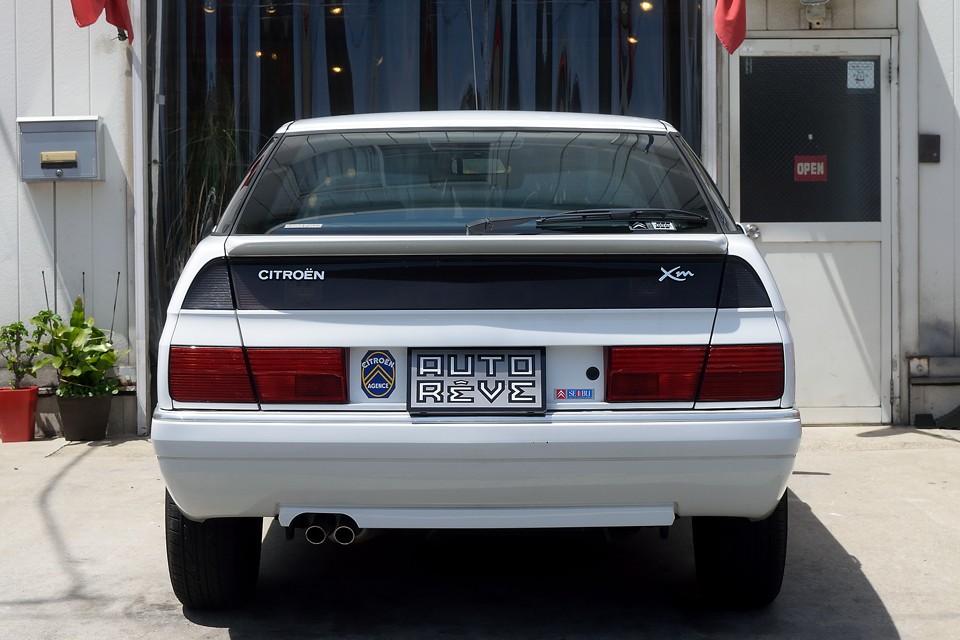 白いボディカラーは上下ランプ間の白い帯がクッキリ見えるので、リアデザインが一層引き立って見えます。