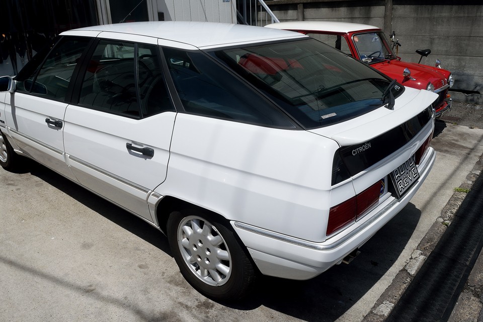 イタリアにも「段付き」と呼ばれるクルマがありますが、さながらこのXmのサイドフォルムはフランスの「段付き」？！