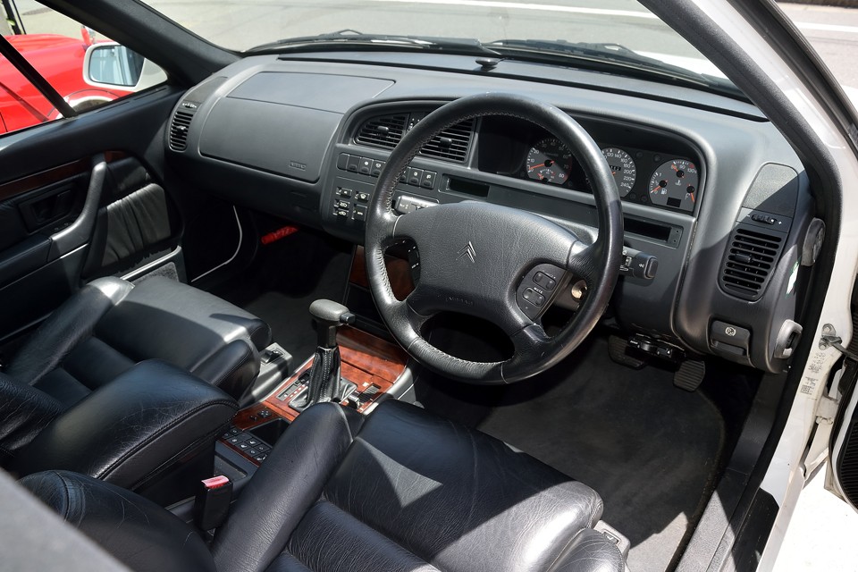 外観に比べると、見た目はかなりオーソドックスなインテリアですが、座った時のミョ～にしっくりくる感じは、やっぱりシトロエン！