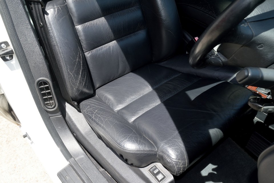 一番使用感のある運転席でこの状態です。