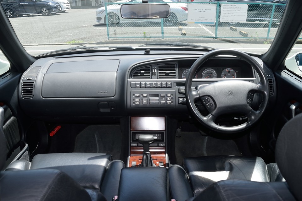 シトロエンとしては大人しいデザイン？ですが、落ち着きのある上質な雰囲気は、飽きのこない、長くお乗りいただけるデザインだと思います。