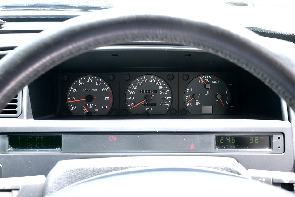 実走行8.6万km！気になるタイミングベルトは平成25年7月、69,771km時に一式交換歴あり！これ安心ですね。しかも、この時、同時にACコンプレッサー＆リキッドタンクも交換してますので、更に安心！