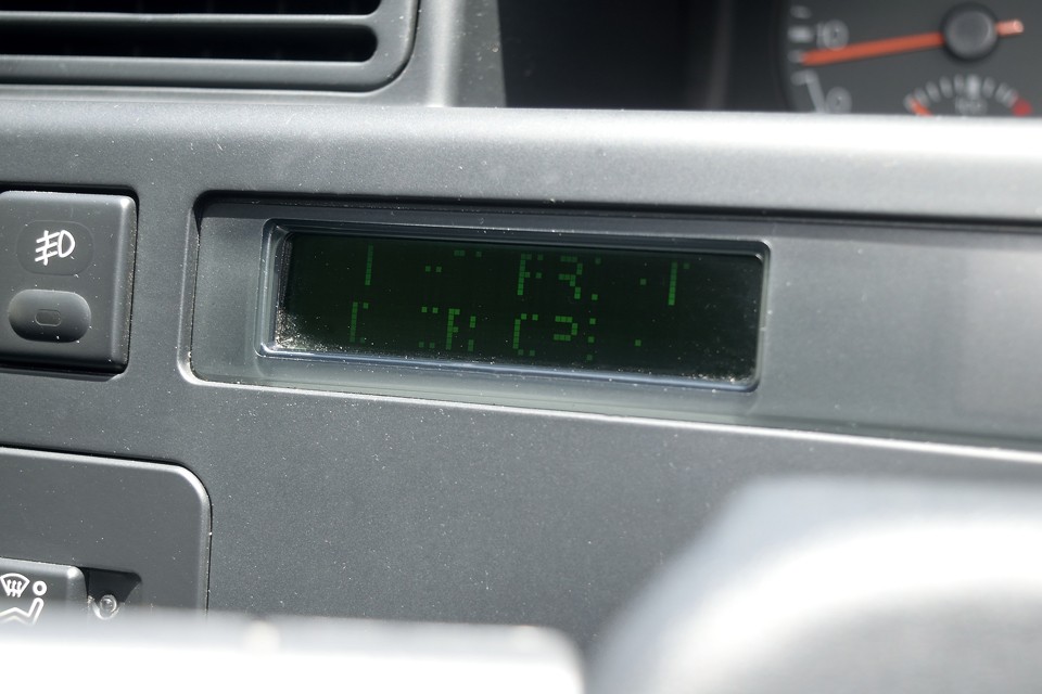 残念ながらハンドル左側のインフォメーションディスプレイに文字掛けがあります。ちなみに「RIGHT FRONT DOOR OPEN」と表示されているのですが・・・超能力無いと無理？！