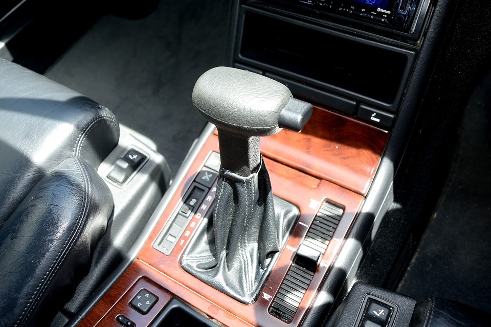 こんなのアピールするのもどうかと思いますが、割れてるのがとても多いので、敢えて・・・「シフトノブの割れありませ～ん！」（笑）