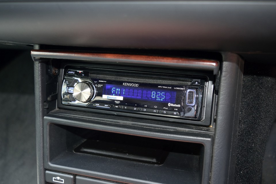 オーディオはKENWOOD製のCDデッキに換装されています。外部入力もありますのでMP3プレーヤーの接続もOK！