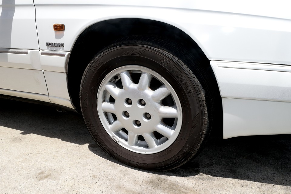 純正アルミホイールは若干のガリキズはありますが、それほど気にならないと思います。