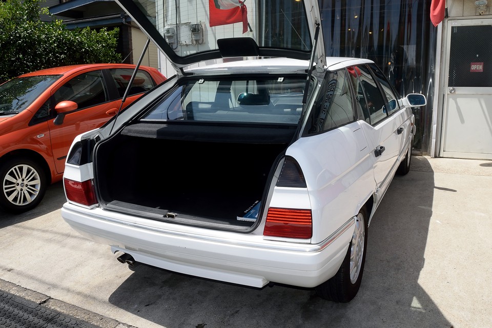 Xmはこんなに大きなボディですが、ハッチバックなのです！なので奥のスペースまで有効に使える上、荷物の積み下ろしも楽々！