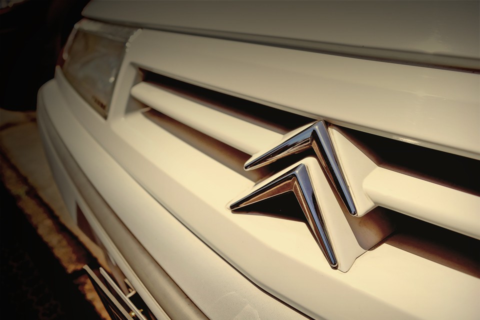 そして何より、シトロエンがシトロエンたる所以のハイドロサスペンションの浮遊感とも言える乗り心地・・・。