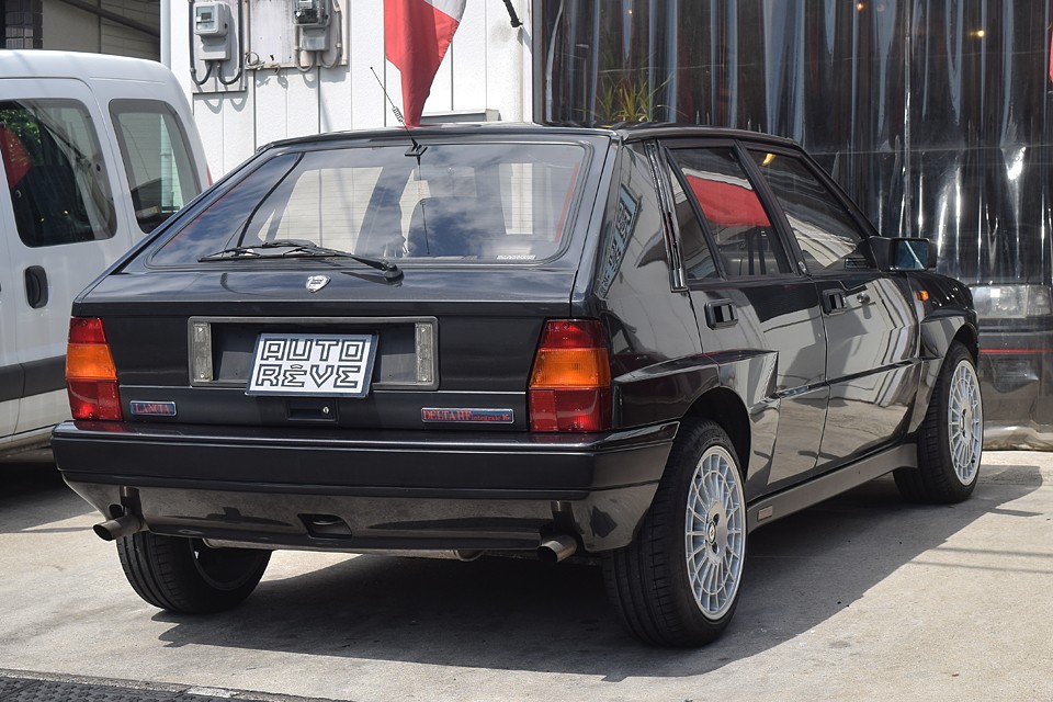 並行車ゆえの珍しいブラックメタリック！エッジの効いたボディデザインが一層際立ちますね。