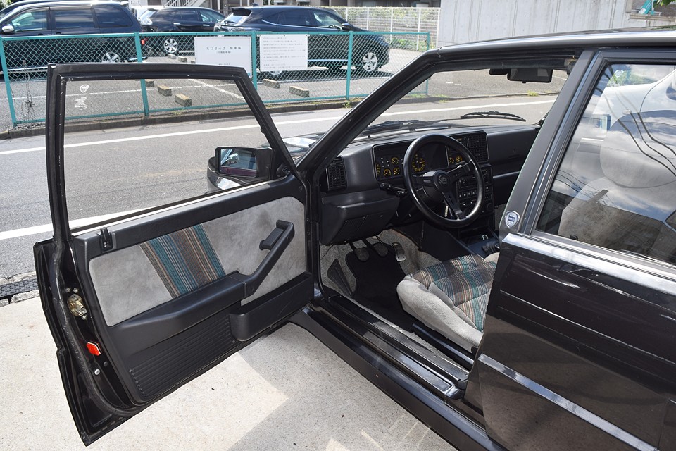 エボとは違う16Vならではのイタリアっぽいカラフルな内装がおしゃれですねぇ。
