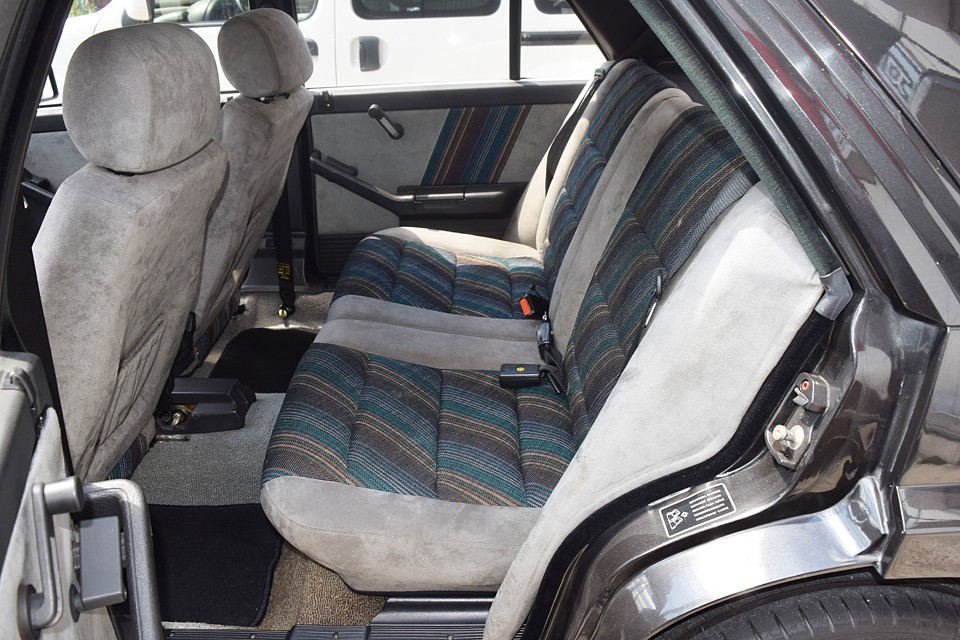 リアシートはあまり使われていなかったんでしょうね。清潔な印象です。