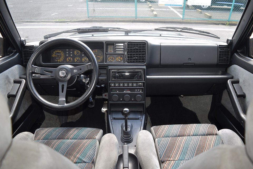 そして黒一色のシンプルでスパンルタンなインパネ！男っぽいですねぇ〜。