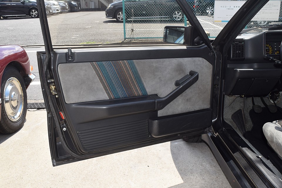 取っ手の部分だけ若干薄汚れはありますが、他はほとんどありません。
アルカンターラなので、ケバの感じでこんな風に見えています。