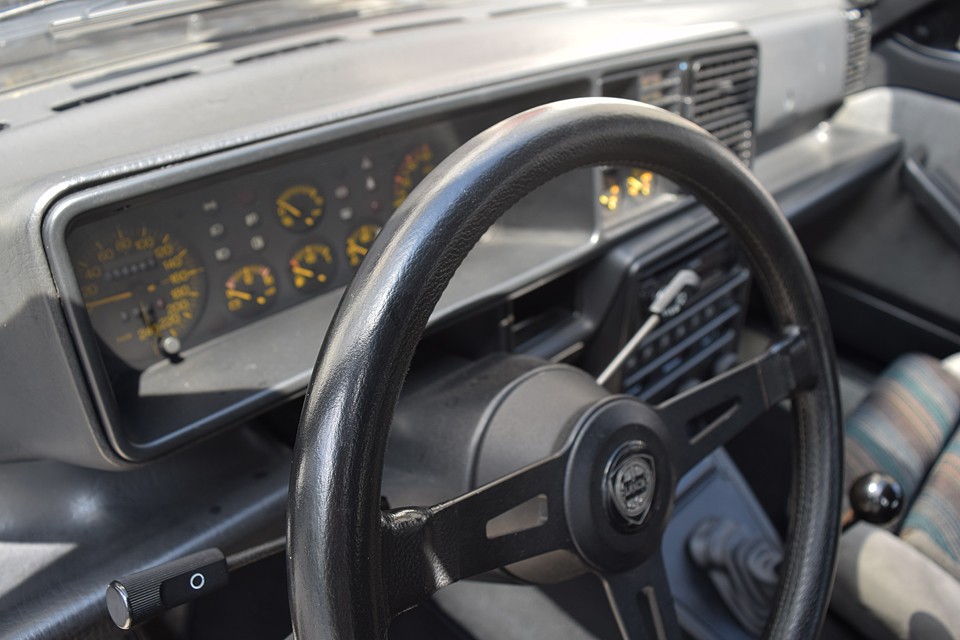 希少な純正ハンドルも若干の劣化はありますが、スレとか剥がれとかありません！これスゲェ〜！