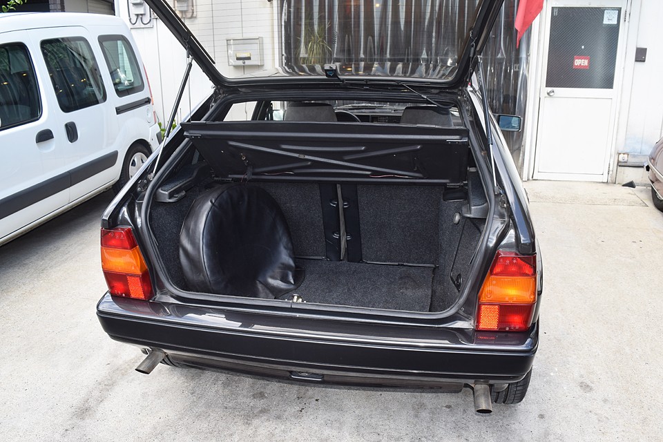 スペアタイヤのせいでトランクは少し狭いですが、これだけあれば実用レベルですよね。
しかも、いざとなったら後席にもタップリ積めますから問題なし！