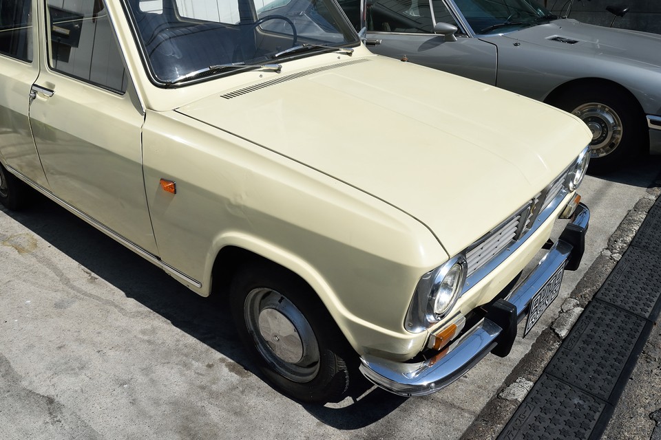 残念ながらと言いますか、当然の事と言いますか、塗装はクリア劣化でツヤもあまり無い状態です。