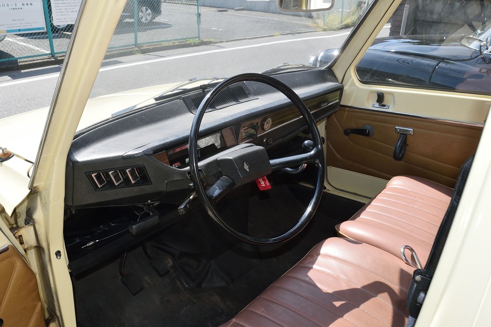 「おぉ～思ったより乗用車してる～！」がおそらく第一印象かと・・・そうです！ルノー6は、れっきとした乗用車なんですぅ～！