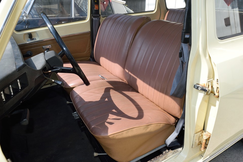 その外観からは想像も出来ない高級車にも勝るとも劣らないシートは、ルノー6が誇るべき逸品！