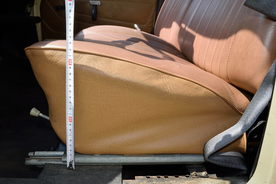 座面の厚さが、な、な、なんと、23cm！フランス人のシートに対するこだわり・・・異常～！（笑）