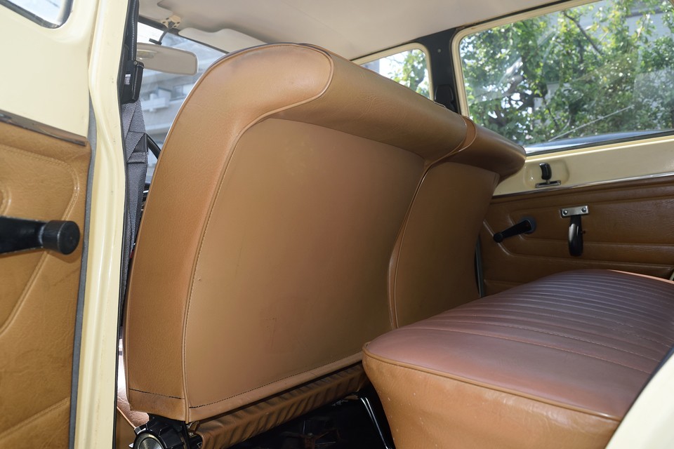 しかもシートバックはこの形状！美しいだけではありません！後席の足元が広い上に、万が一の衝突時に、反り返った部分が後席乗員の衝撃を吸収するのですぅ～！