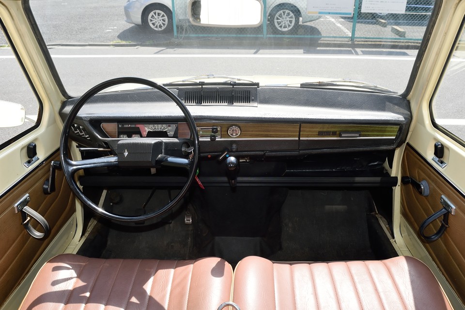 右下がりのアンシンメトリーなダッシュパネルが独特ですねぇ～！そもそもダッシュは「平ら」なんて決まりは無いことに改めて気付かされます。