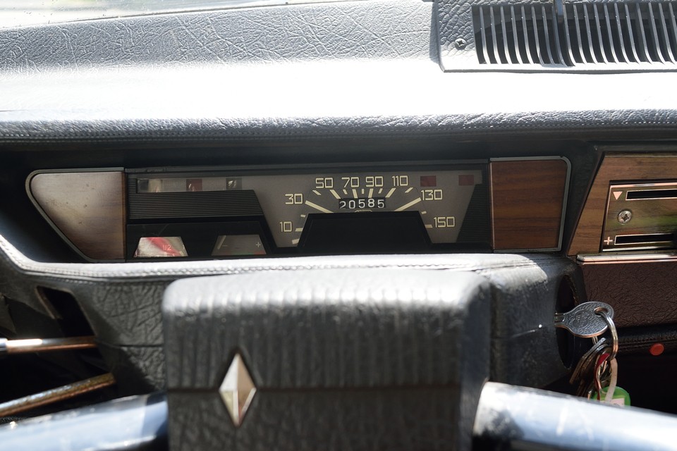 現在、オドメーターはご覧の距離ですが5桁メーターのため、走行不明とさせていただきました。