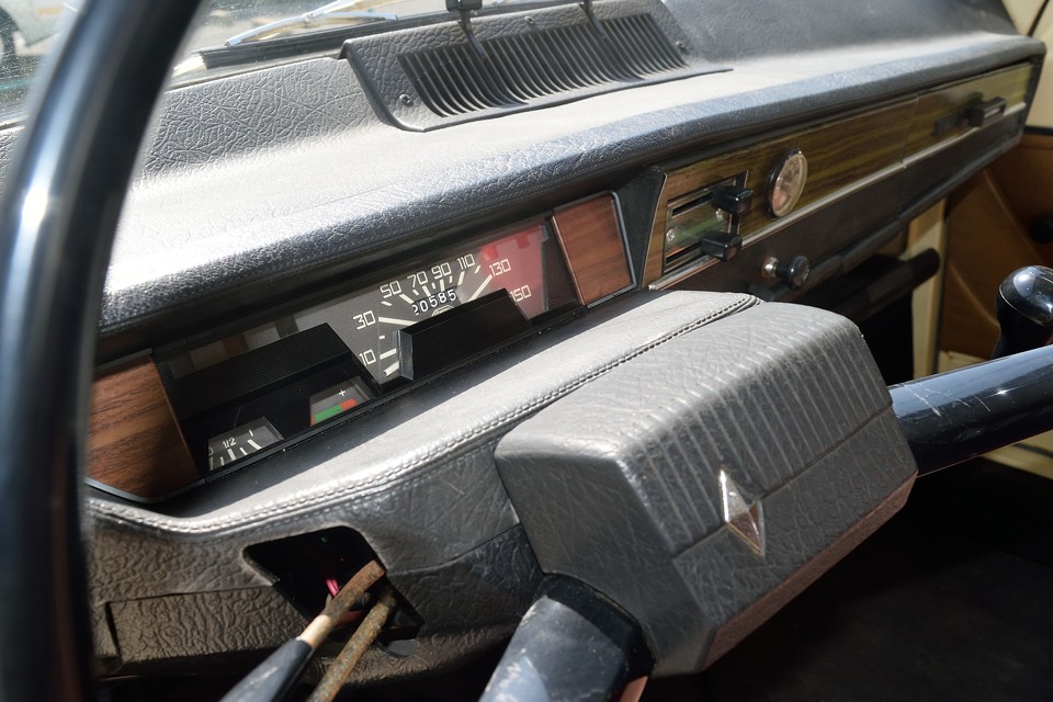 木目調パネルにステッチ柄の入った表皮がむしろ高級な印象のインテリア！・・・ここだけ見たら、まさかこんなボディとは想像出来ません。（笑）