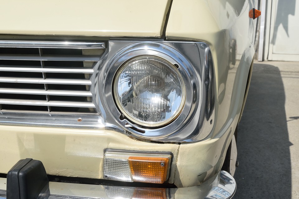 ヘッドライト、ウインカーレンズ、メッキグリルはかなりキレイな印象です。