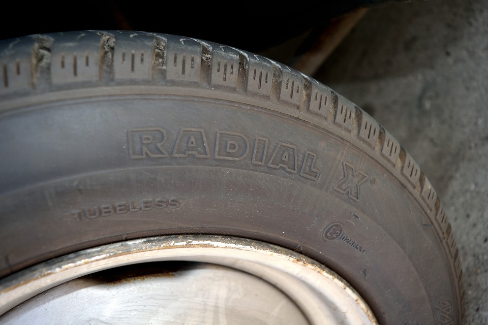 フロントタイヤは貴重なミシュランラジアルX！ですが・・・かなり古そうなので新品国産タイヤに交換させていただきま～す！