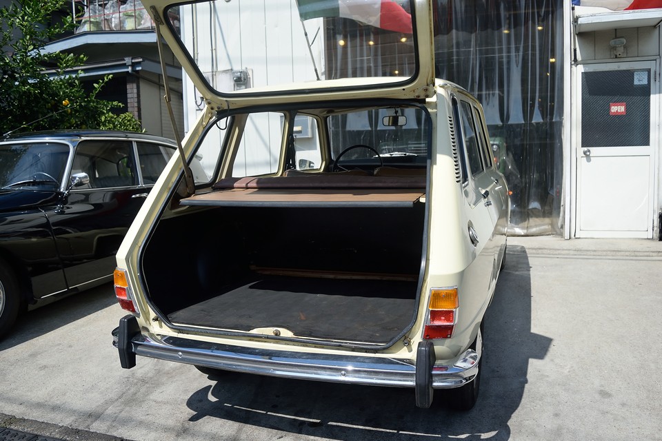 荷室の広さは、さすがですねぇ。こう言った実用部分を外さないのがフランス車！