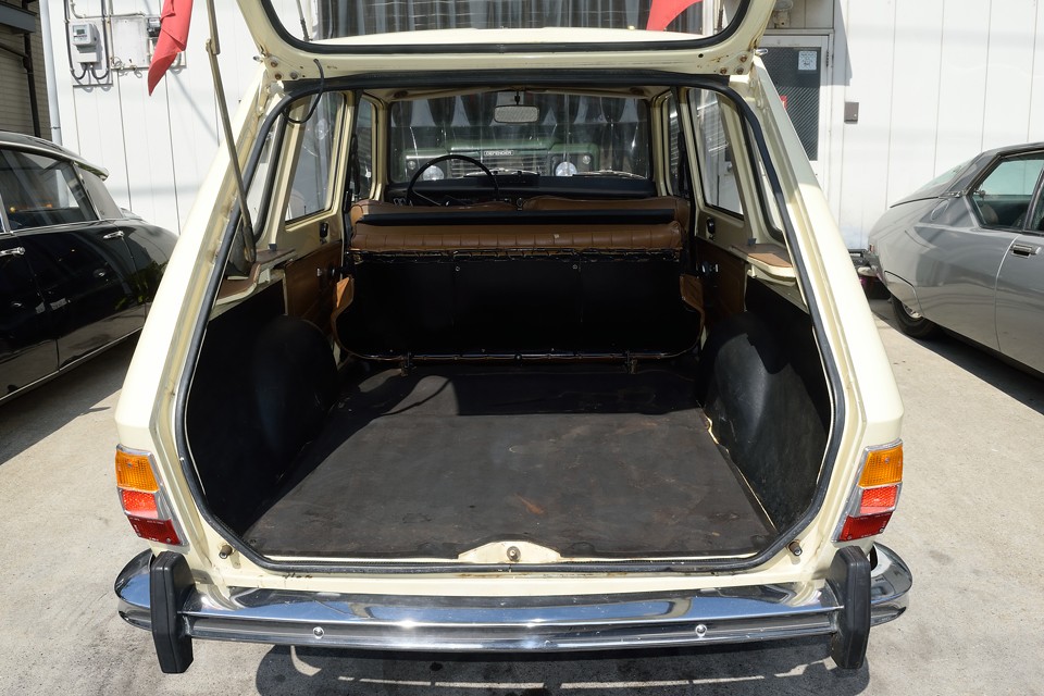 リアシートをたためば、この広さ！1人暮らしなら何とか出来るのではないかと・・・。（笑）