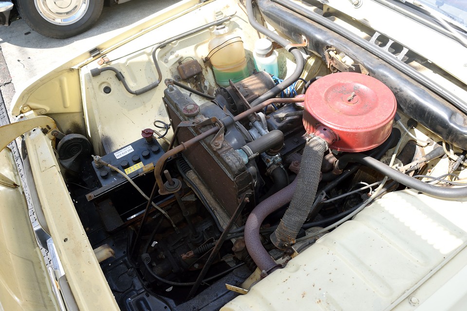 キャトルとかと同じミッションが前のレイアウトですが、ラジエターの前はこんなにガラガラ～！もう1基エンジン載りそうです。