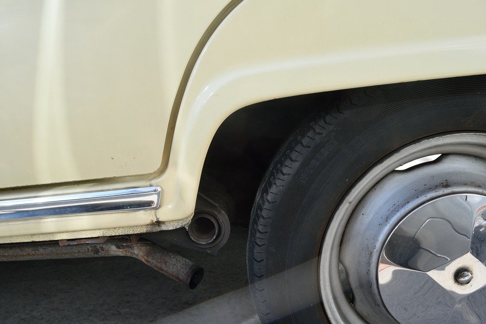 柔らかい乗り心地のサスペンションの構造はキャトルなんかと同じ長いトーションバーって事は・・・。