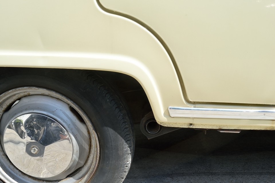 やっぱり！左右でホイールベースが違ってるぅ～！これで良しとしてしまうルノーって・・・ステキ！