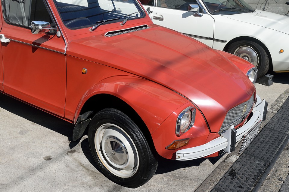 一見、キレイに見えるのですが、クリア塗装の劣化や若干の色褪せはあります。