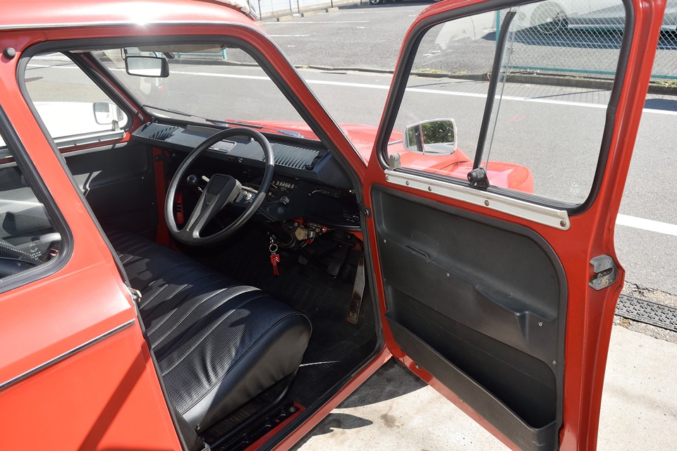 2CVとは似て否なるインテリア！ドアポケットが付いてるぅ～！豪華～！（笑）