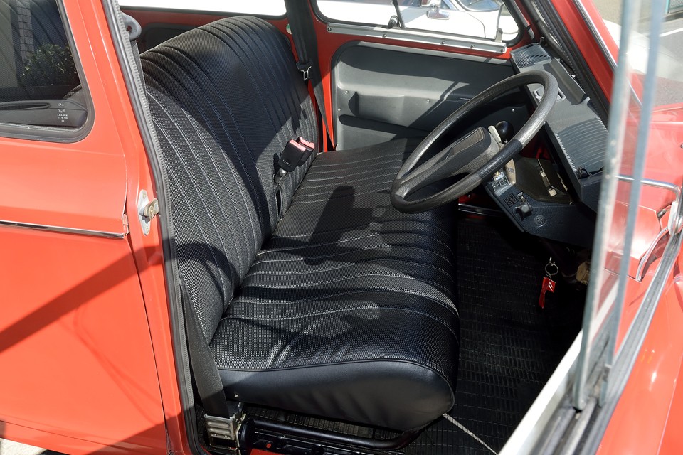 シートはうれしはずかし？！ベンチシート！もちろん破れもなく良い状態です！