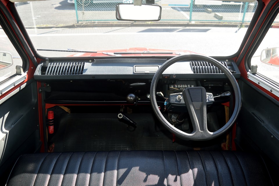 ダッシュパネルがあるだけでクルマっぽくなるもんですねぇ～。