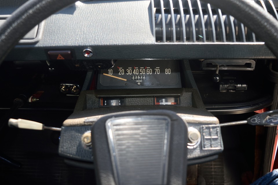 おぉ～、で、で、電圧計が付いてるぅ～！必要かどうかは別として・・・。5桁メーターのため、走行不明としました。マイル表示のため推定走行距離は約37,700km！