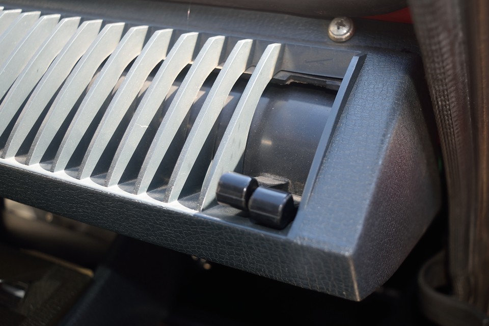 セレブ仕様？の外気取り入れ口はこの2本のレバーを使って・・・。