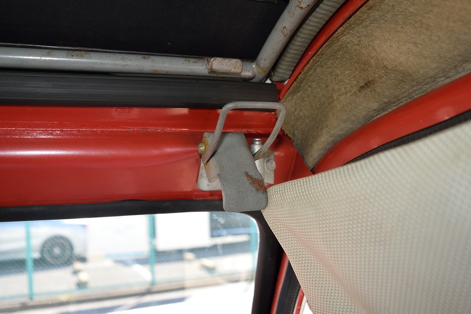 幌の開閉も楽々！まずは室内側のストッパーを外して・・・。