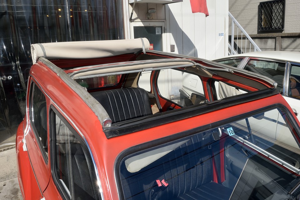 クルクルッと丸めるだけで、こんなに広い開口部！もはやサンルーフと言うより、オープンカー並みの解放感！