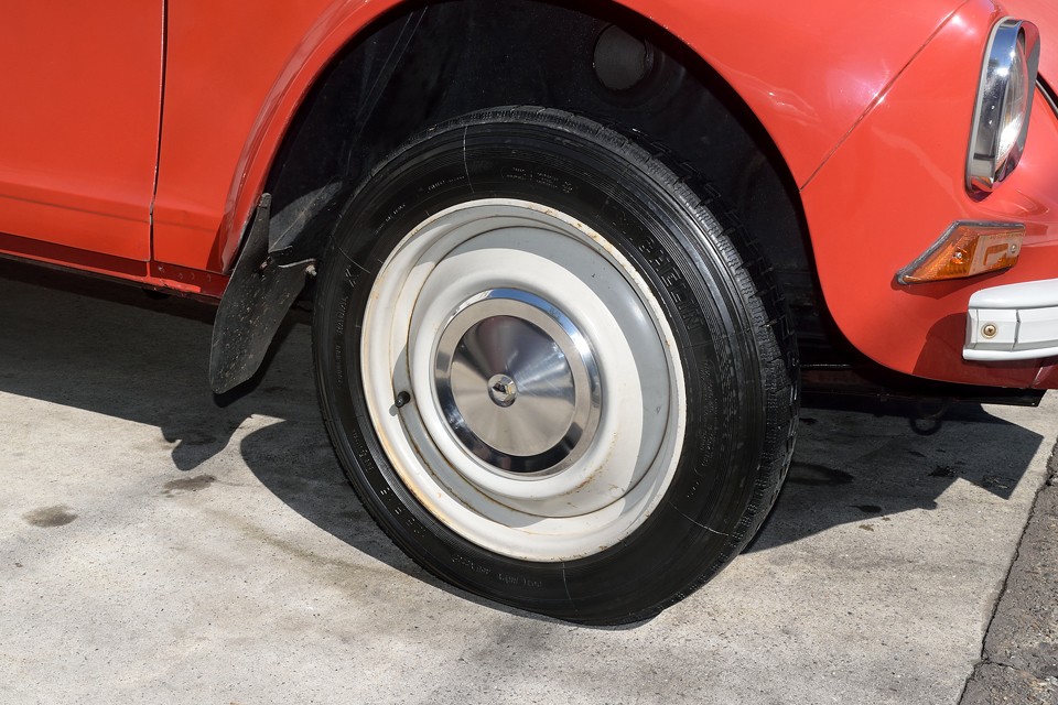 タイヤは貴重なミシュランＸの125R15で7分山くらいですが、若干ヒビが・・・。