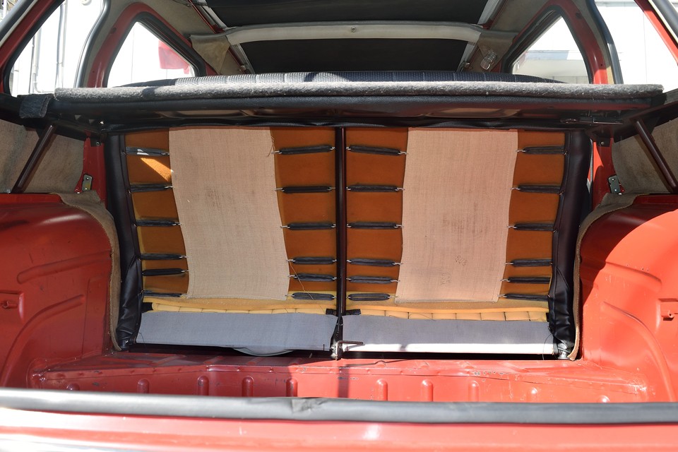 麻布もウレタンもゴムも少し古いですが、弾力もあり、交換の必要は無い状態です。