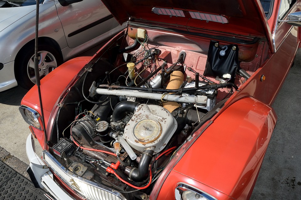 Ami8と同じ水平対向、空冷2気筒、602cc、M28と呼ばれるエンジンは、たったの32psとは思えないほど元気に走るのです！