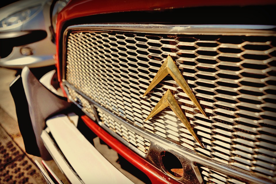 銀の弓を手にする、その美しい姿は、あの「醜いアヒルの子」とは、やはり一線を画すものなのです。