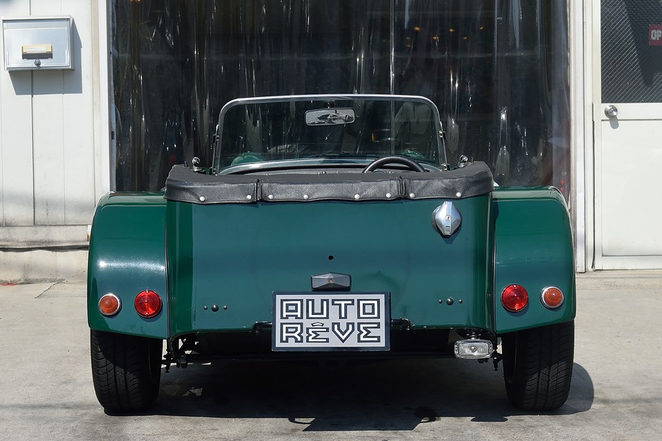 んっ？これケーターハム？なんかスリムじゃない？って感じる人がどれほど居るか分りませんが、そうなんです！リアタイヤハウスは横幅を切り詰め、シンプルな丸型レンズでスッキリとしたフォルムに！　完成度の高さは・・・細部に宿るのです。