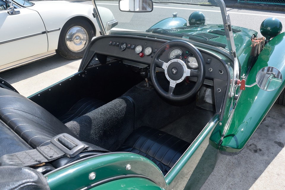 ドライブする人を選ぶかの様なタイトでスパルタンなコックピット！まさにロードゴーイングフォーミュラー！